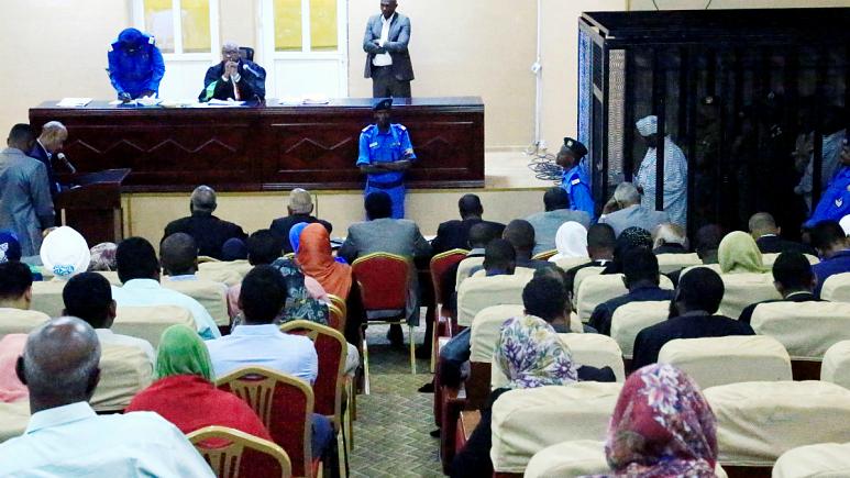 محاکمه عمر البشیر در قفس/ رشوه 90 میلیون دلاری ولیعهد سعودی (+عکس) محاکمه عمر البشیر در قفس/ رشوه 90 میلیون دلاری ولیعهد سعودی (+عکس)