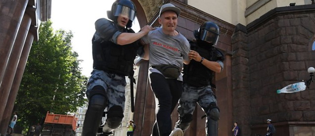 ترور شهر مسکو در تظاهرات/ بازداشت هزاران نفر در یک اعتراض خیابانی ترور شهر مسکو در تظاهرات/ بازداشت هزاران نفر در یک اعتراض خیابانی