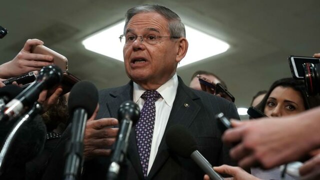 سناتور منندز: پامپئو در موضوع سوریه انگار در یک جهان موازی دیگر زندگی می‌کند!