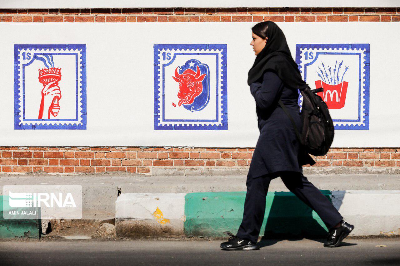 رونمایی از دیوارنگاره‌های سفارت سابق آمریکا (+عکس)