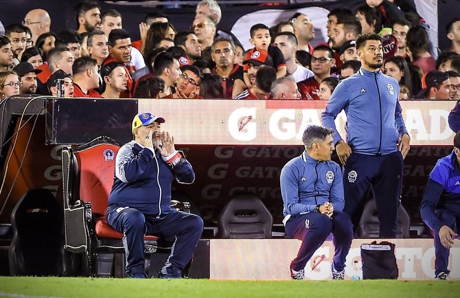 مارادونا در کنار زمین از روی مبل، خیمناسیا را هدایت میکند + عکس مارادونا در کنار زمین از روی مبل، خیمناسیا را هدایت میکند + عکس