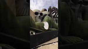 جنجال تخریب مجسمه ها در ریاض سعودی / انتقاد از اختلاط زنان و مردان /  مجسمه های زیبا یا بت های شیطانی