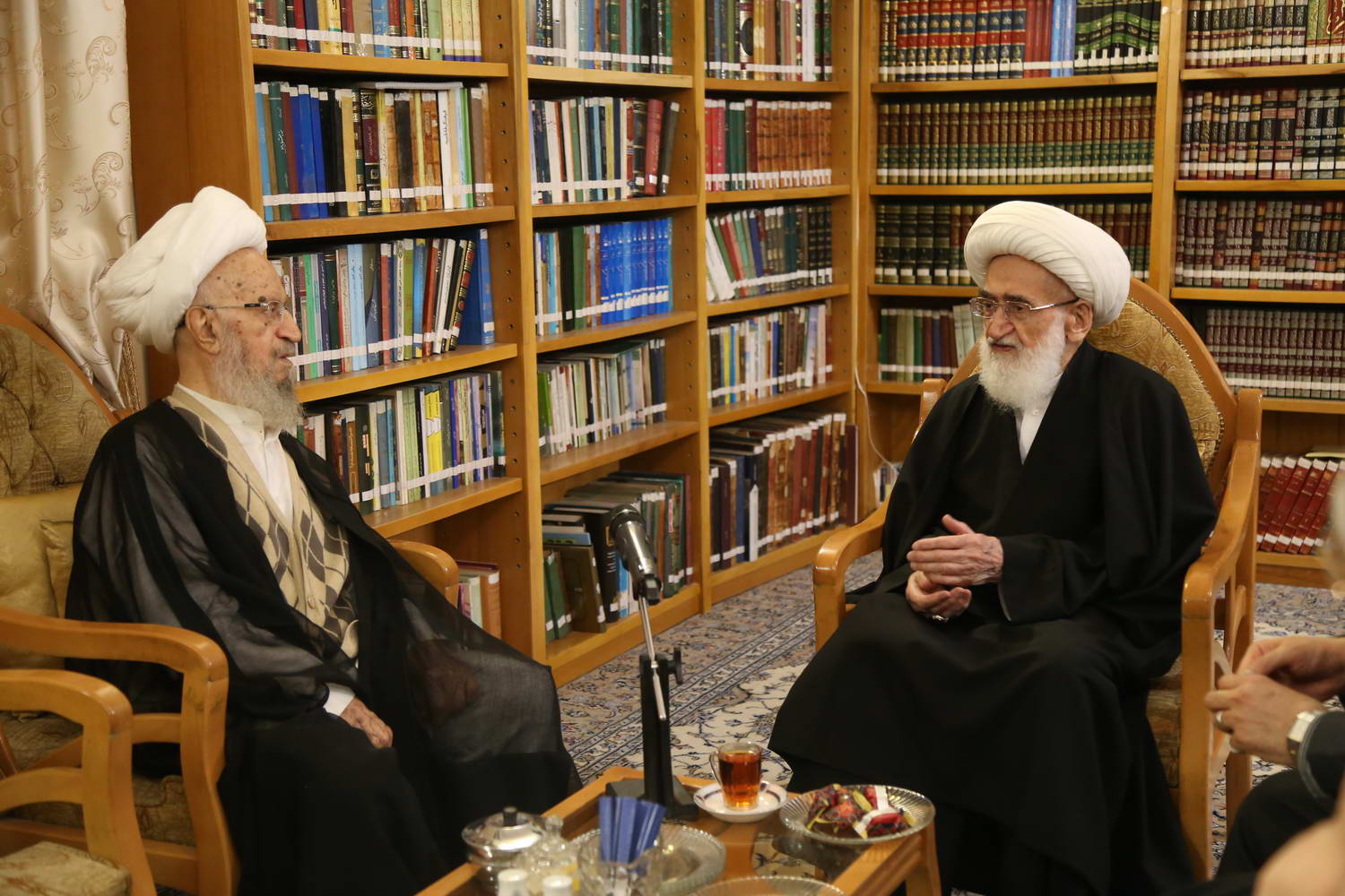 عیادت آیتالله نوری همدانی از آیتالله مکارمشیرازی عیادت آیتالله نوری همدانی از آیتالله مکارمشیرازی