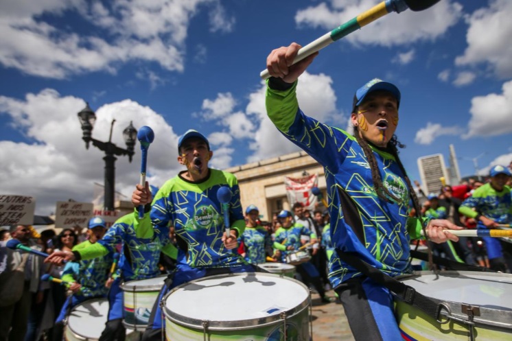 اعتراضات رنگارنگ و رقصان کلمبیا (+عکس)/ تجمع 40 هزار نفری در مرکز پایتخت اعتراضات رنگارنگ و رقصان کلمبیا