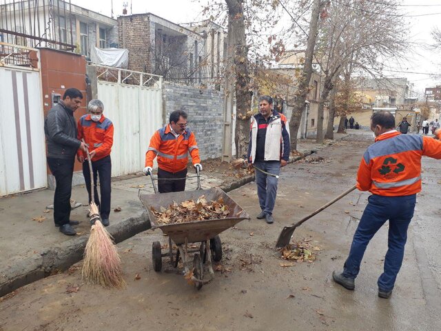 شهردار بروجرد خودش دست به جارو شد شهردار بروجرد خودش دست به جارو شد