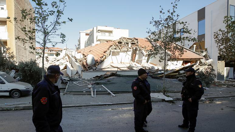 نجات آسیب‌دیدگان زلزله در آلبانی (+عکس)