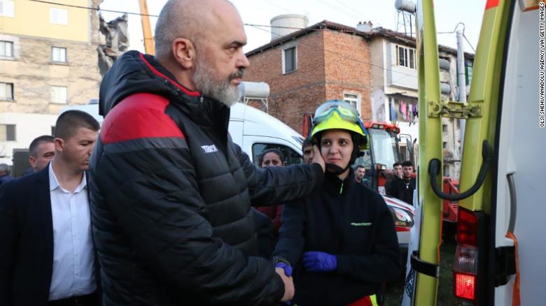 نجات آسیب‌دیدگان زلزله در آلبانی (+عکس)