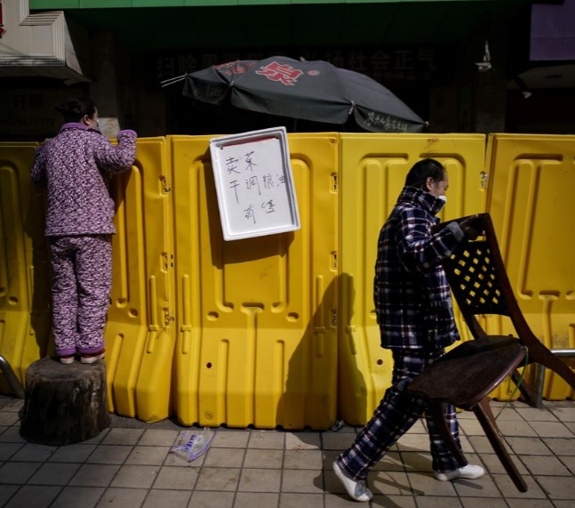 خرید مردم ووهان از روی دیوار