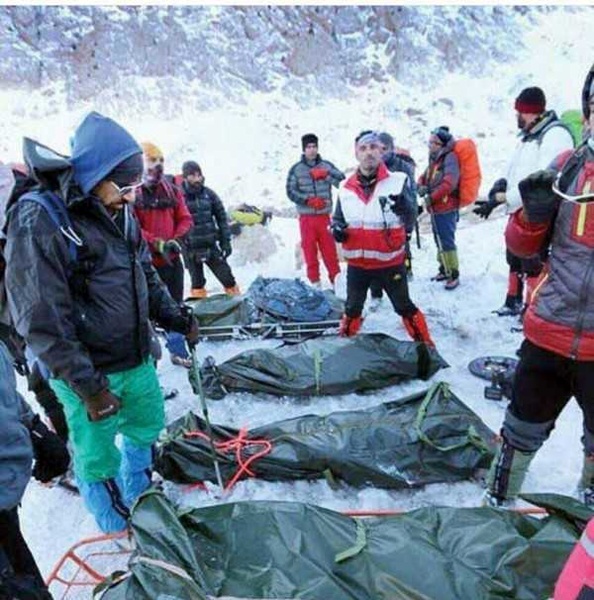 انتقال پیکر ۱۲ جانباخته حادثه سقوط بهمن در ارتفاعات تهران به پزشکی‌قانونی
