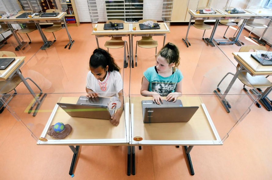 بازگشایی مدارس هلند با حفاظهای پلاستیکی (+عکس) طرح جداسازی کرونا در مدارس هلند