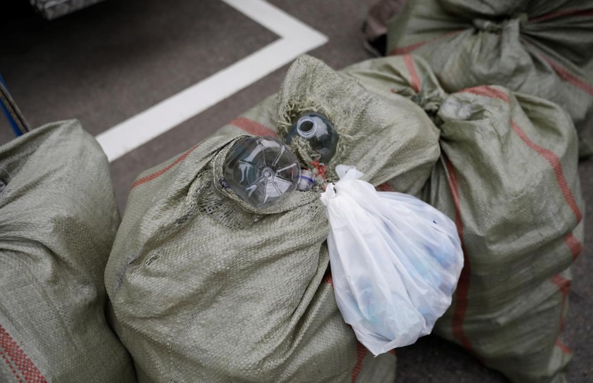 بسته ارسالی بطری برنج برای مردم کره شمالی