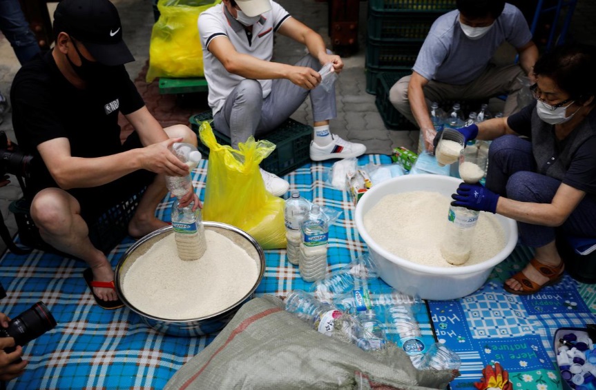 بسته بندی برنج در بطری برای کره شمالی
