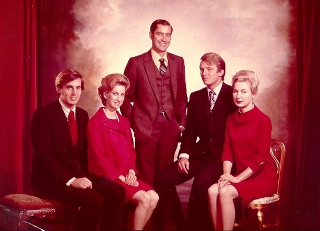 ترامپ عزادار برادر شد (+عکس) ترامپ عزادار برادر شد (+عکس)