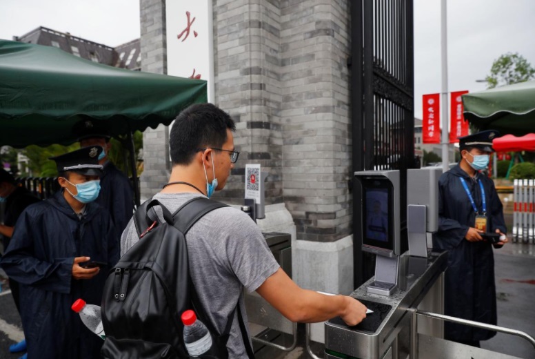 شرط جدید بازگشایی دانشگاه در چین: رزرو زمان حمام و استفاده از دستگاه‌ تشخیص چهره