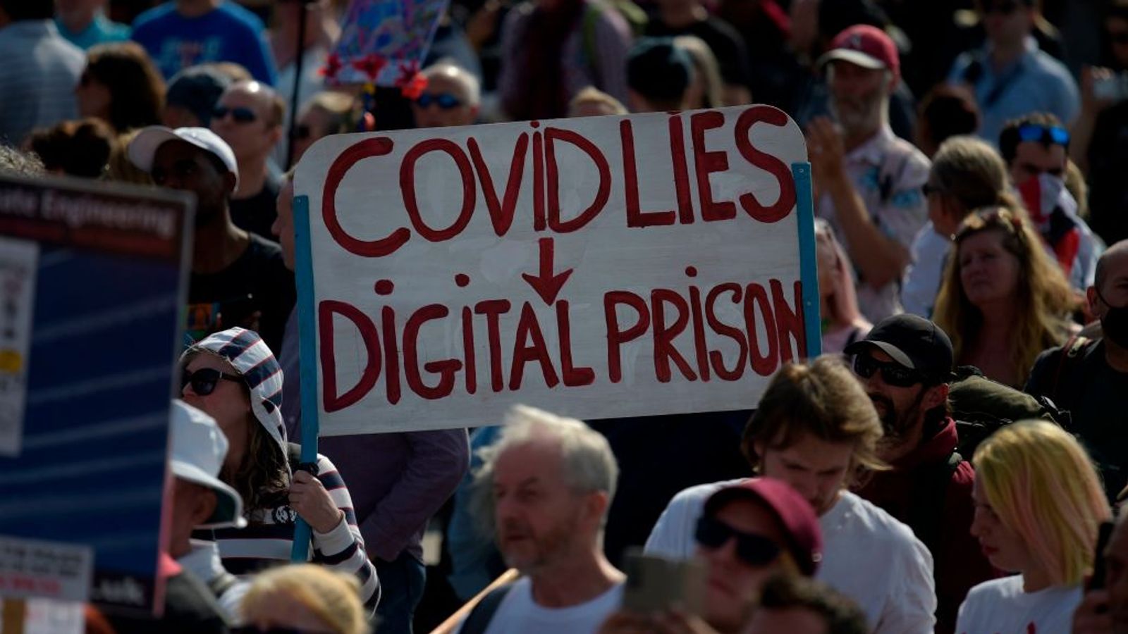 درگیری پلیس با معترضان در لندن برای قرنطینه