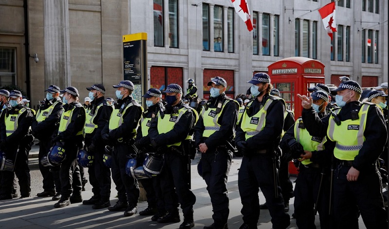 درگیری پلیس با معترضان به قرنطینه در لندن