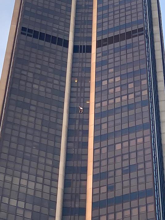 دستگیری مردی که از بلندترین آسمانخراش پاریس بالا رفت دستگیری مردی که از بلندترین آسمانخراش پاریس بالا رفت