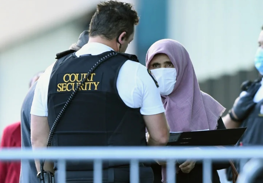 خانواده های قربانیان در حال ورود به یکی از جلست دادگاه کشتار مساجد نیوزلند