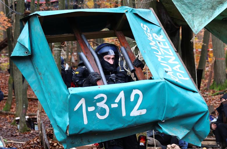 معترضان به ساخت بزرگراه در میان جنگل‌های آلمان (+عکس)