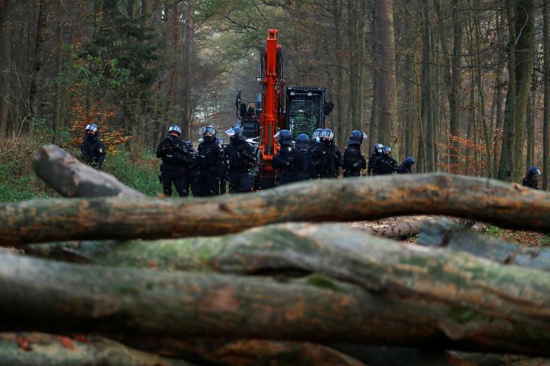 معترضان به ساخت بزرگراه در میان جنگل‌های آلمان (+عکس)