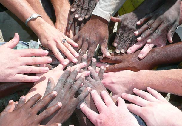 از جاهلهای «نژادپرست» دوری کنید! از جاهلهای «نژادپرست» دوری کنید!