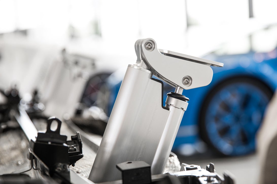 بوگاتی شیرون چگونه تولید می شود؛ ترکیب هنر و مهندسی در یک 