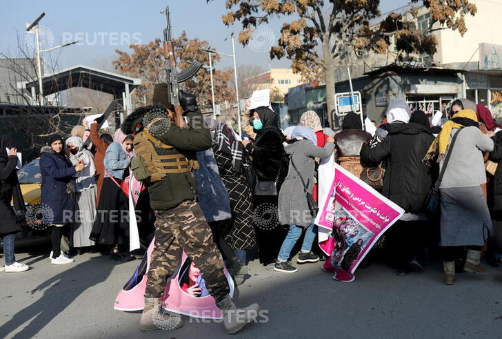 افغانستان؛ شلیک هوایی طالبان در تظاهرات زنان (عکس)