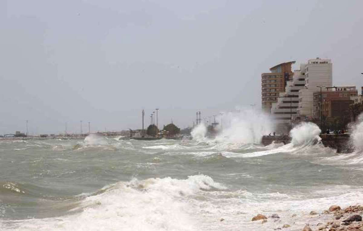 بارش باران در برخی نقاط کشور/ خلیج فارس مواج است