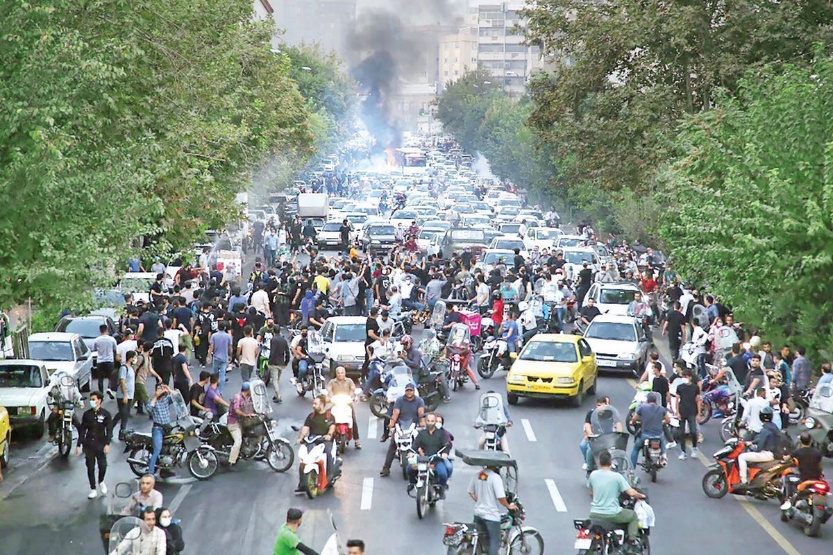 هم میهن: چه کسانی از شعار «اصلاح‌طلب، اصولگرا، دیگه تمومه ماجرا» سود بردند؟