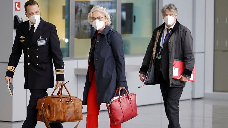 وزیر دفاع آلمان استعفا کرد / از سوار شدن پسر وزیر در بالگرد ارتش تا تبریک ناشیانه سال نو