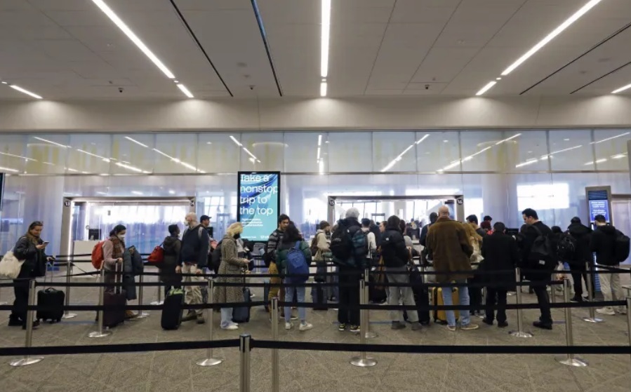 برف و سرما در آمریکا: مرگ 50 نفر / قطع برق هزاران خانه / کاهش دما به منفی 48 / لغو 17 هزار پرواز برف و سرما در آمریکا: مرگ 50 نفر / قطع برق هزاران خانه / کاهش دما به منفی 48 / لغو 17 هزار پرواز