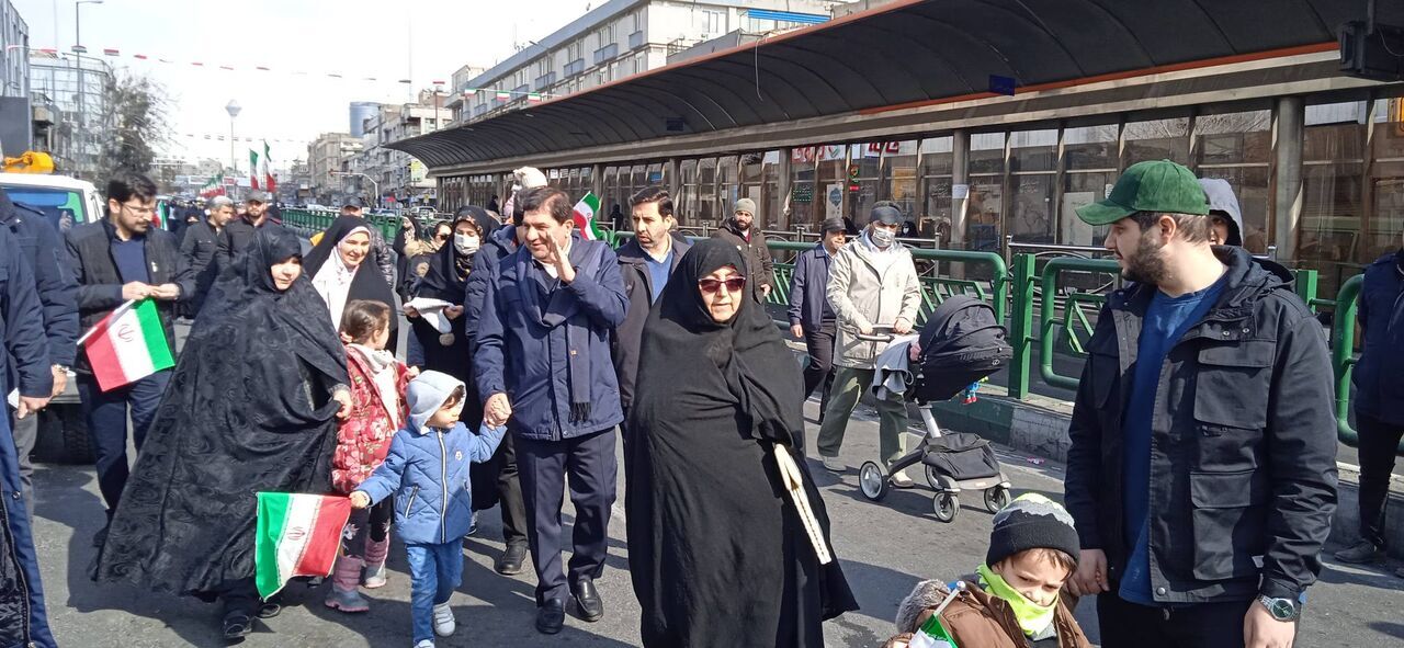 معاون اول رئیسی همراه با خانواده در راهپیمایی (+عکس)