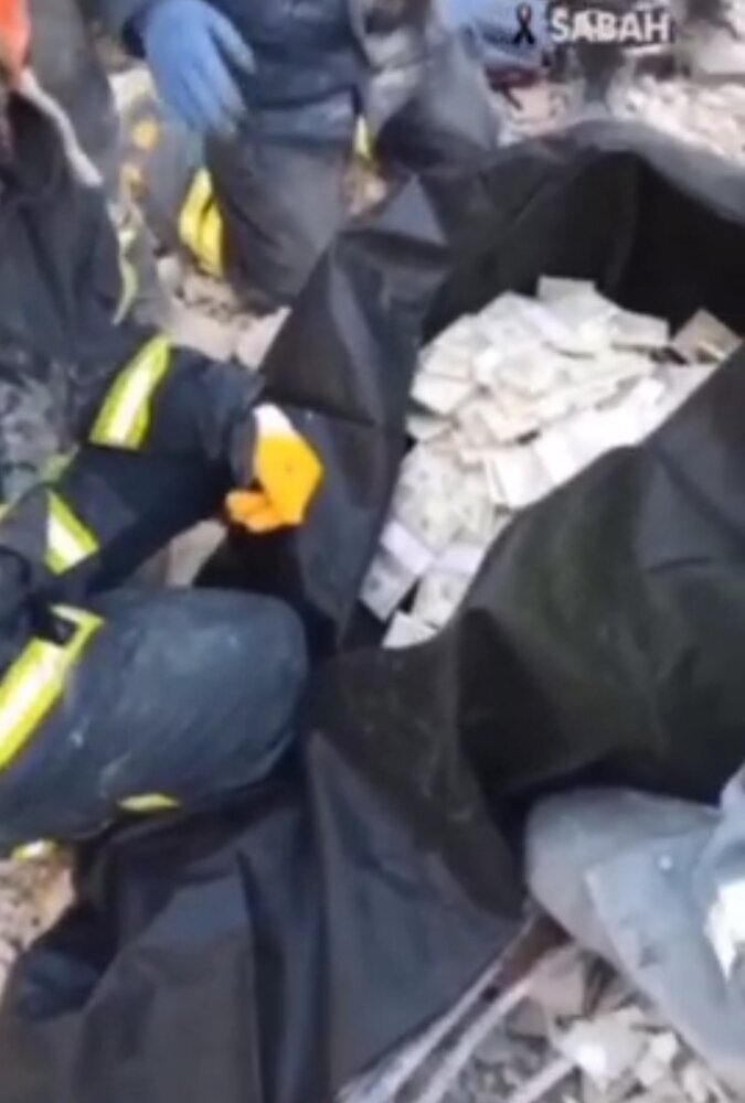 پیدا شدن ساک پول دو میلیون دلاری حین آوار برداری در ترکیه (عکس)