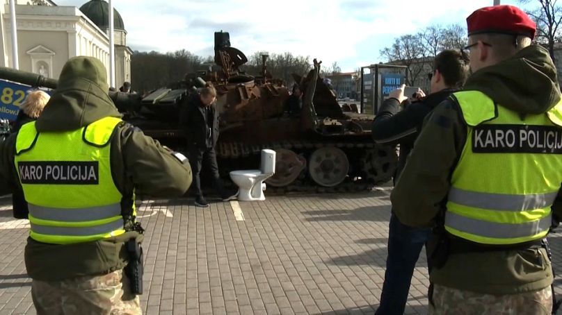 دردسر تانک روسی در لیتوانی / از گل حامیان تا دستشویی مخالفان