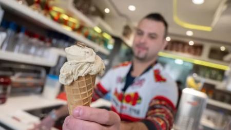 بستنی با طعم جیرجیرک؛ منوی جدید یک بستنی‌فروشی (+عکس)