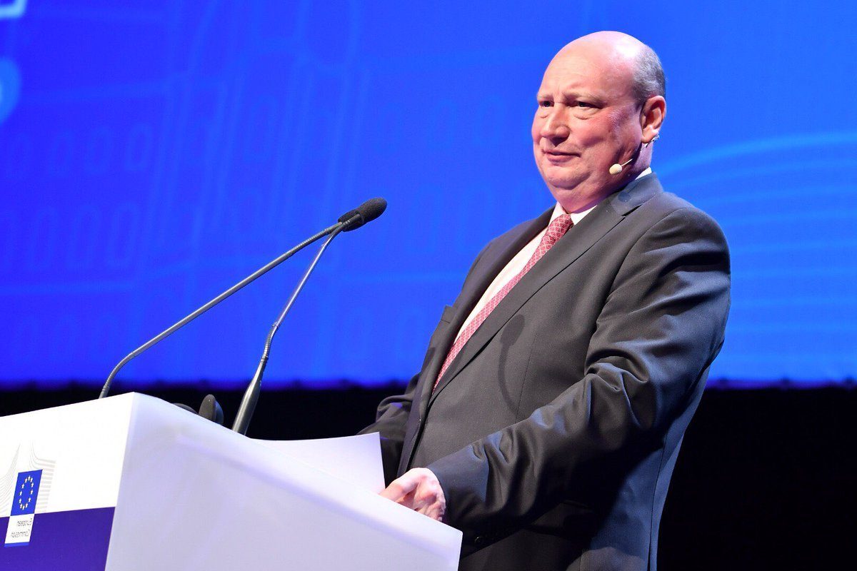 افشاگری روزنامه پولتیکو: پروازهای مجانی مقام اروپایی به حساب قطر