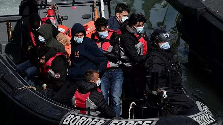 بریتانیا عبور از مانش با قایق های کوچک را به روی پناهندگان بست/ لندن جزئیات را اعلام میکند بریتانیا عبور از مانش با قایق های کوچک را به روی پناهندگان بست/ لندن جزئیات را اعلام میکند