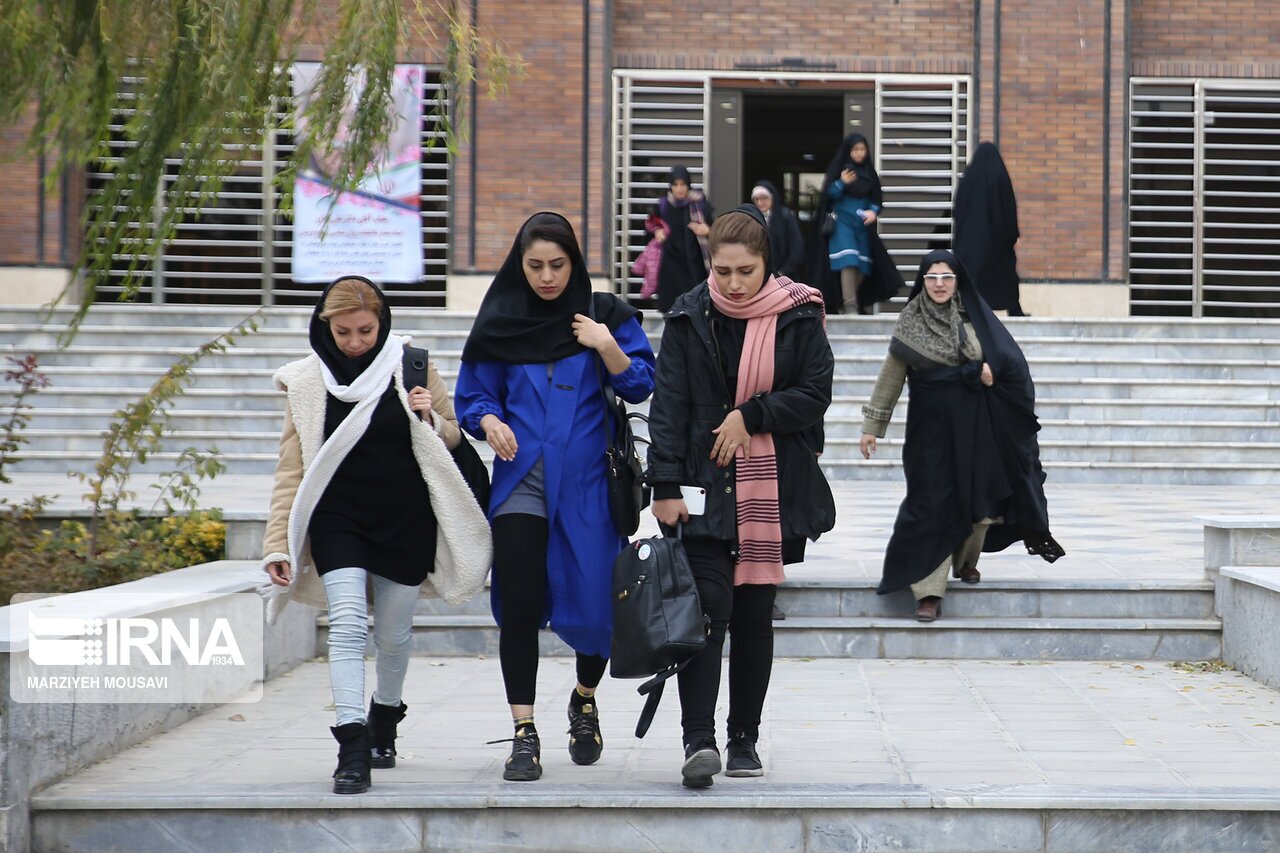 کم پوشی مدرن، آزادی پوشش و چند پرسش فمنیستی