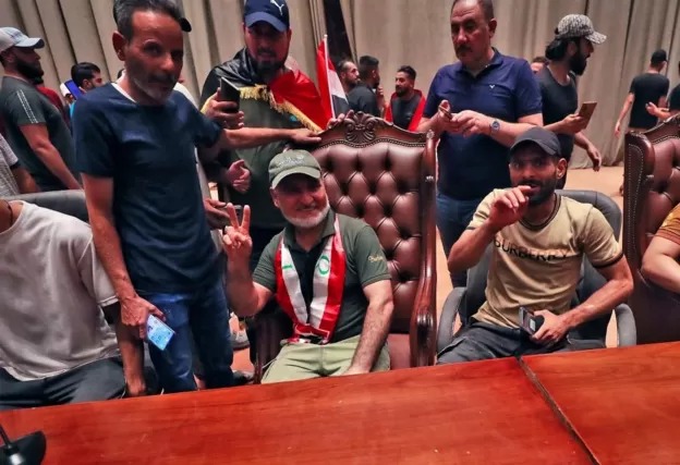 ادامه تحصن صدری ها در پارلمان عراق / مقتدی صدر: قانون اساسی اصلاح شود ادامه تحصن صدری ها در پارلمان عراق / مقتدی صدر: قانون اساسی اصلاح شود