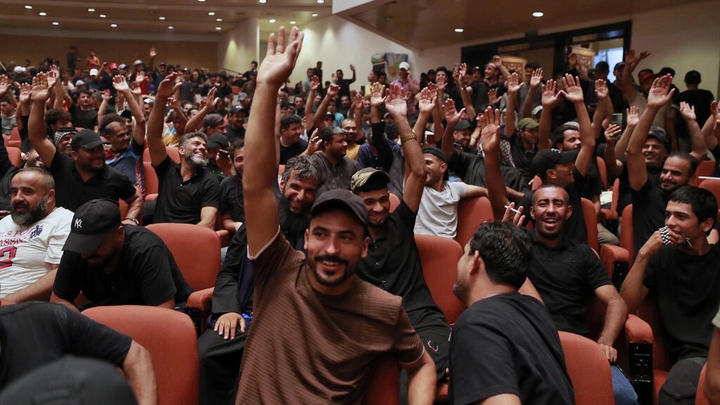 ادامه تحصن صدری ها در پارلمان عراق / مقتدی صدر: قانون اساسی اصلاح شود ادامه تحصن صدری ها در پارلمان عراق / مقتدی صدر: قانون اساسی اصلاح شود