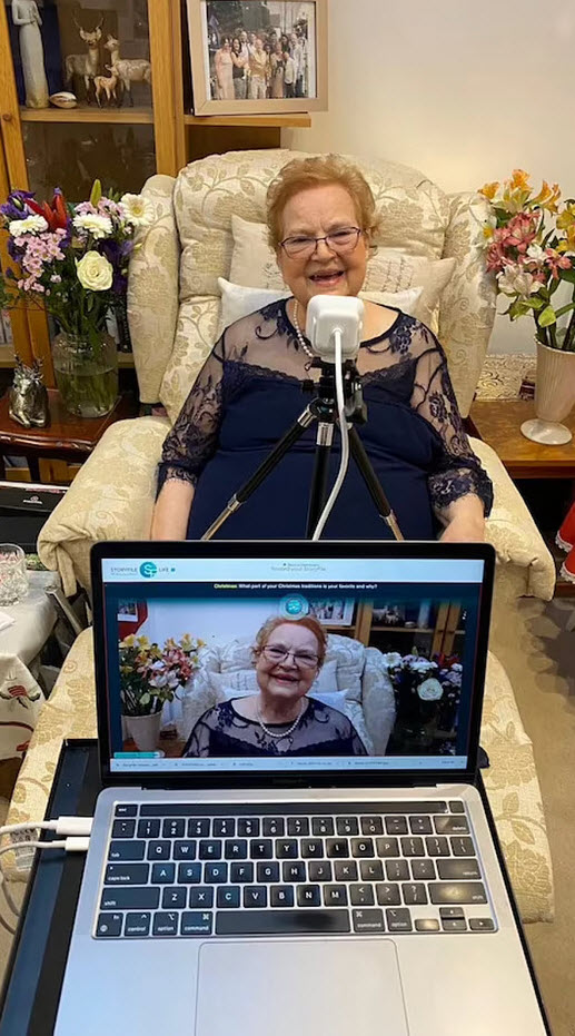 یک زن در مراسم عزاداری خودش شرکت کرد! (+عکس)