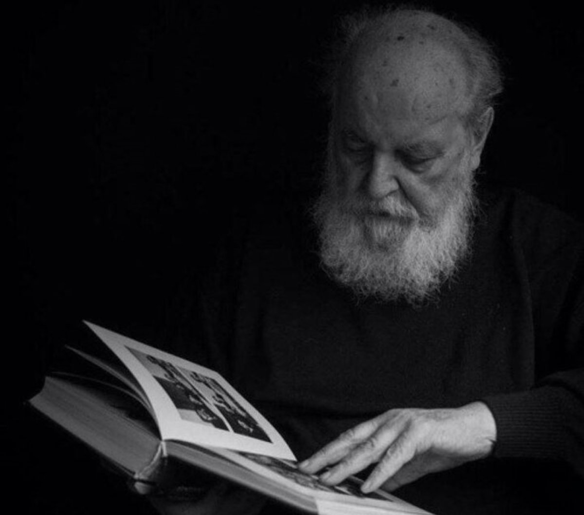 انتظار مردم در باغ محتشم رشت برای رسیدن پیکر «سایه» + عکس