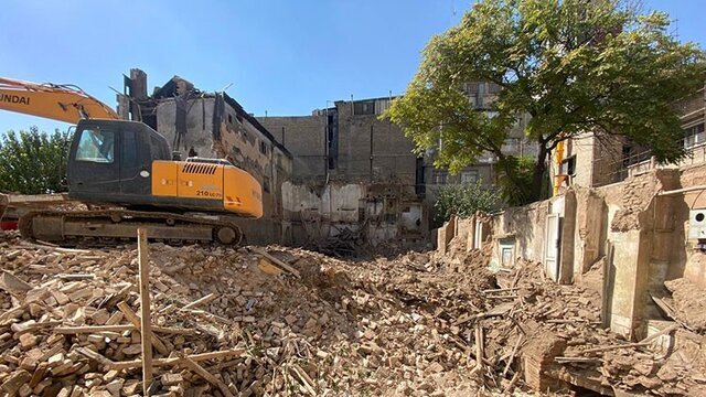 تخریب «کافه ایران» در خیابان انقلاب تهران