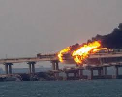 آتش سوزی بزرگ در پل اتصال کریمه به روسیه (+عکس)