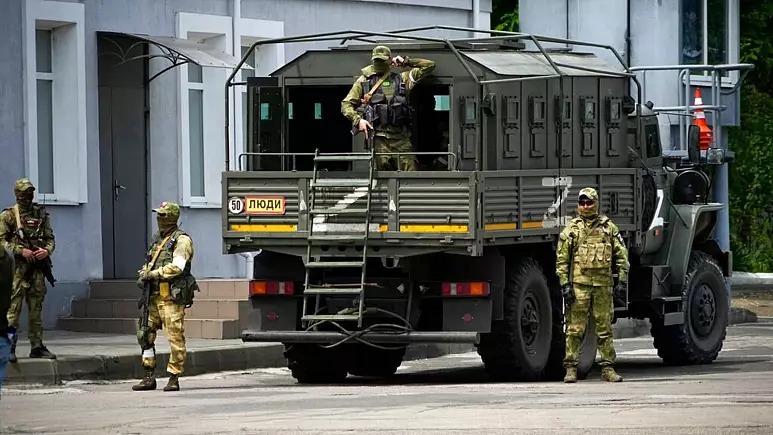 اهتزار پرچم اوکراین درخرسون / روسیه پایان عقب‌نشینی نظامیانش را اعلام کرد