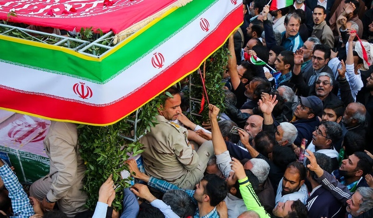 مراسم تشییع پیکر شهدای حمله تروریستی شاهچراغ (عکس)