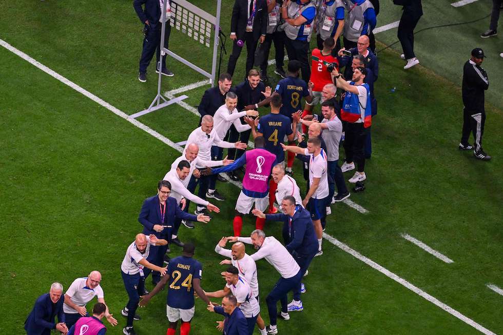 حاشیه بازی فرانسه - مراکش (+عکس) / از شادی مکرون تا دلداری امپایه به اشرف حکیمی حاشیه بازی فرانسه - مراکش (+عکس) / از شادی مکرون تا دلداری امپایه به اشرف حکیمی