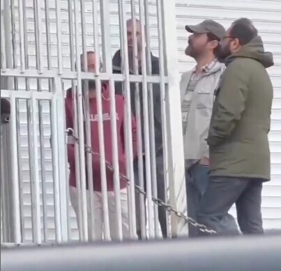 شهاب حسینی مقابل زندان اوین پیگیر ترانه علیدوستی (عکس)