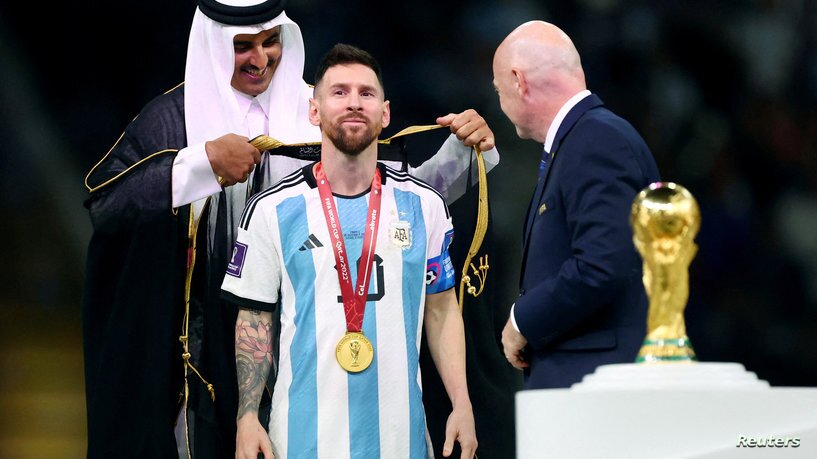 مسی با عبای عربی (عکس) مسی با عبای عربی (عکس)