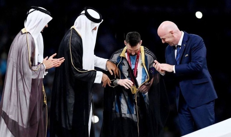 مسی با عبای عربی (عکس) مسی با عبای عربی (عکس)